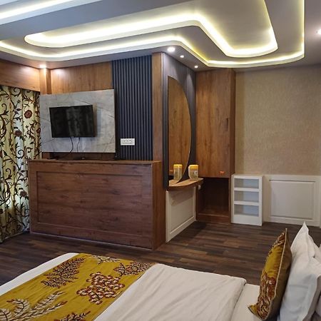 Hotel Manora Palace Srīnagar Extérieur photo