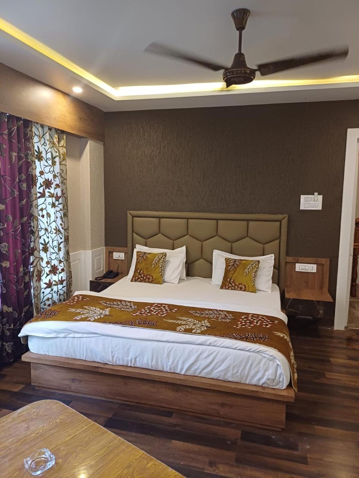 Hotel Manora Palace Srīnagar Extérieur photo