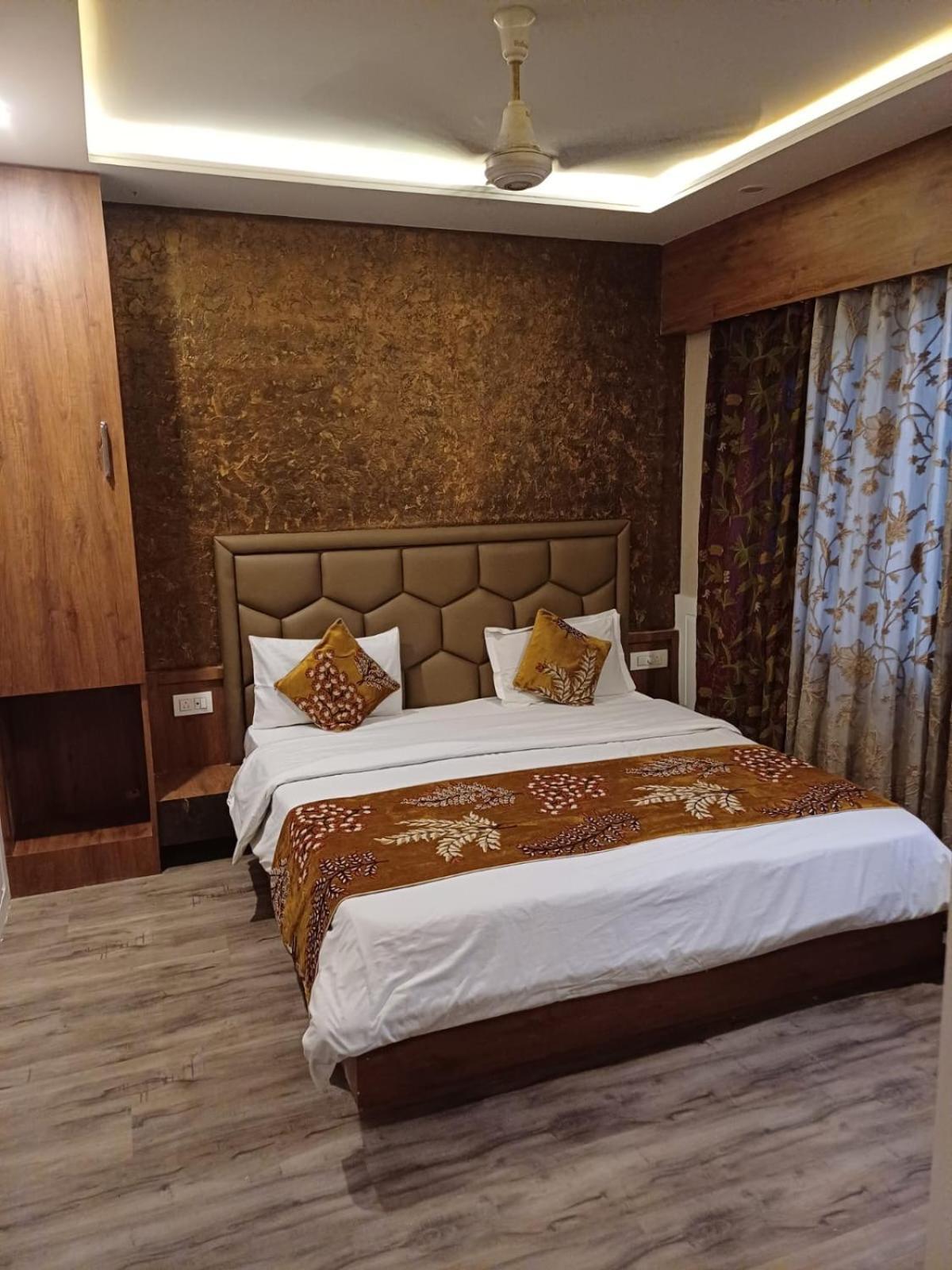 Hotel Manora Palace Srīnagar Extérieur photo